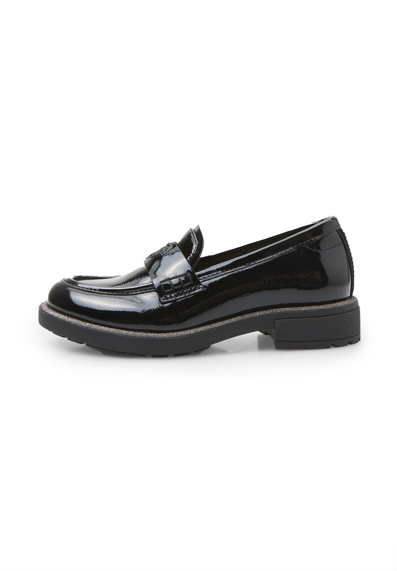 Mocasines de charol negro con punta redondeada, detalle de tira decorativa y suela de goma texturizada baja.