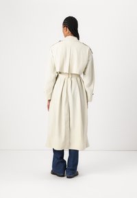 Tommy Hilfiger OVERSIZED - Trenchcoat - newsprint