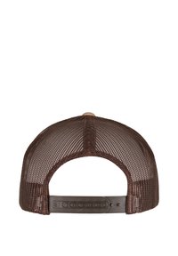 Bruine mesh trucker cap met een stevige bruine plastic verstelbare band. Beschikt over een ronde kroon en een bovenste knop.