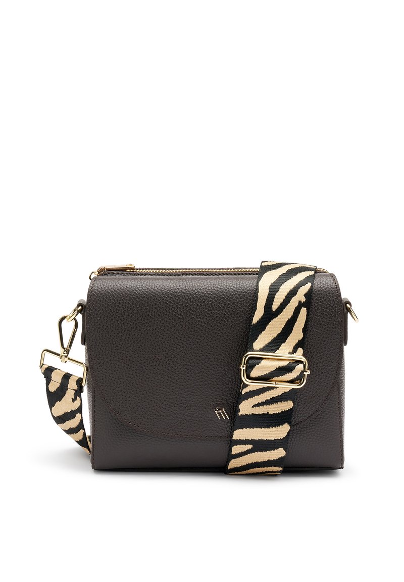 Borsa a tracolla in pelle marrone con finitura testurizzata, caratterizzata da una tracolla a strisce zebra nera e beige e dettagli in hardware dorato.