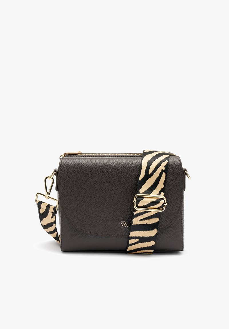 Borsa a tracolla in pelle marrone con finitura testurizzata, caratterizzata da una tracolla a strisce zebra nera e beige e dettagli in hardware dorato.