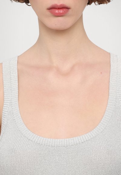 Top de tirantes anchos plateado con textura acanalada y escote redondeado, que presenta una textura suave y una silueta ajustada.