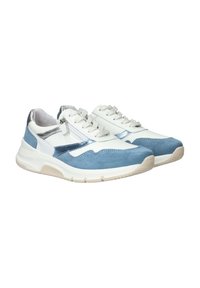Blauwe en witte sneakers van leer en suède. Kenmerken zijn onder meer veters, een gestructureerde bovenkant en een dikke rubberen zool. Zilveren accenten aanwezig.