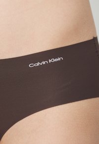 Calvin Klein Underwear HIPSTER INVISIBLES MICROFIBER - Gaćice - woodland