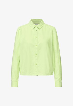 Hellgrünes Hemd mit Knöpfen, Kragen, langen Ärmeln und einem leicht verkürzten Saum. Es hat herzförmige Knöpfe und eine weiche Textur.
