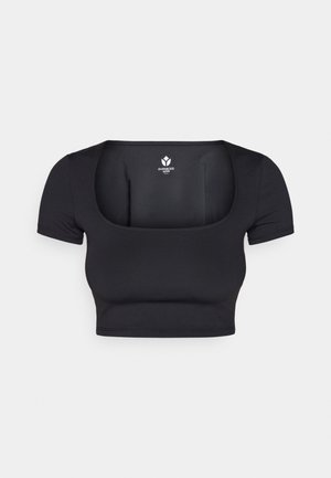 Mustast siledast kangast lühendatud topp, millel on lühikesed varrukad ja lai ruudukujuline kaelus. Sisehoolikul on trükitud logo.