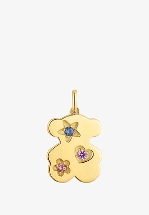 Pendentif ours en or orné de trois pierres colorées : une étoile bleue, un cœur rose et une petite fleur rose, avec une finition lisse et polie.