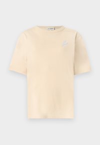 Μπεζ κοντομάνικο t-shirt με στρογγυλή λαιμόκοψη και μικρό λογότυπο κειμένου "Café Kitsuné" σε ανοιχτό μπλε στην αριστερή πλευρά του στήθους.