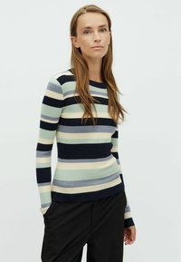 Maglione a righe con coste caratterizzato da bande orizzontali in menta, crema, blu navy e grigio. Maniche lunghe, scollatura a girocollo, stile aderente.