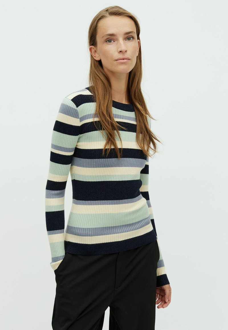 Maglione a righe con coste caratterizzato da bande orizzontali in menta, crema, blu navy e grigio. Maniche lunghe, scollatura a girocollo, stile aderente.
