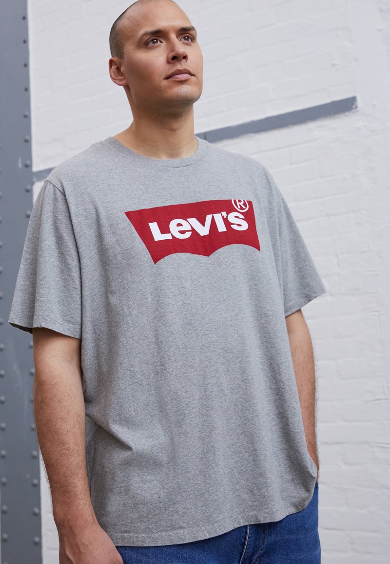 Levi's® Plus GRAPHIC TEE - T-shirt estampada - graphic midtone grey