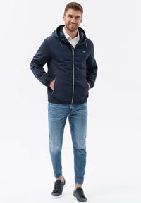 Ombre HOODED WINDBREAKER OM JANP - Giacca da mezza stagione - navy blue
