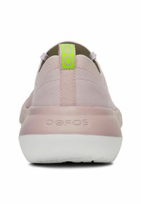 Lyserød slip-on sko med en blød tekstureret overdel, der har et klart grønt trækkabel og en hvid polstret sål, mærket med "OOFOS" på bagsiden.