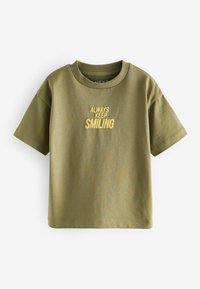 Olivgrünes Baumwoll-T-Shirt mit Rundhalsausschnitt, kurzen Ärmeln und gesticktem Text "BLEIBE IMMER LÄCHELN" in Gelb auf der Vorderseite.