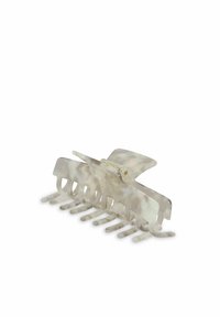 Une grande pince à cheveux en plastique translucide et iridescent avec une finition lisse. Elle présente un fermoir doré et plusieurs griffes de maintien.