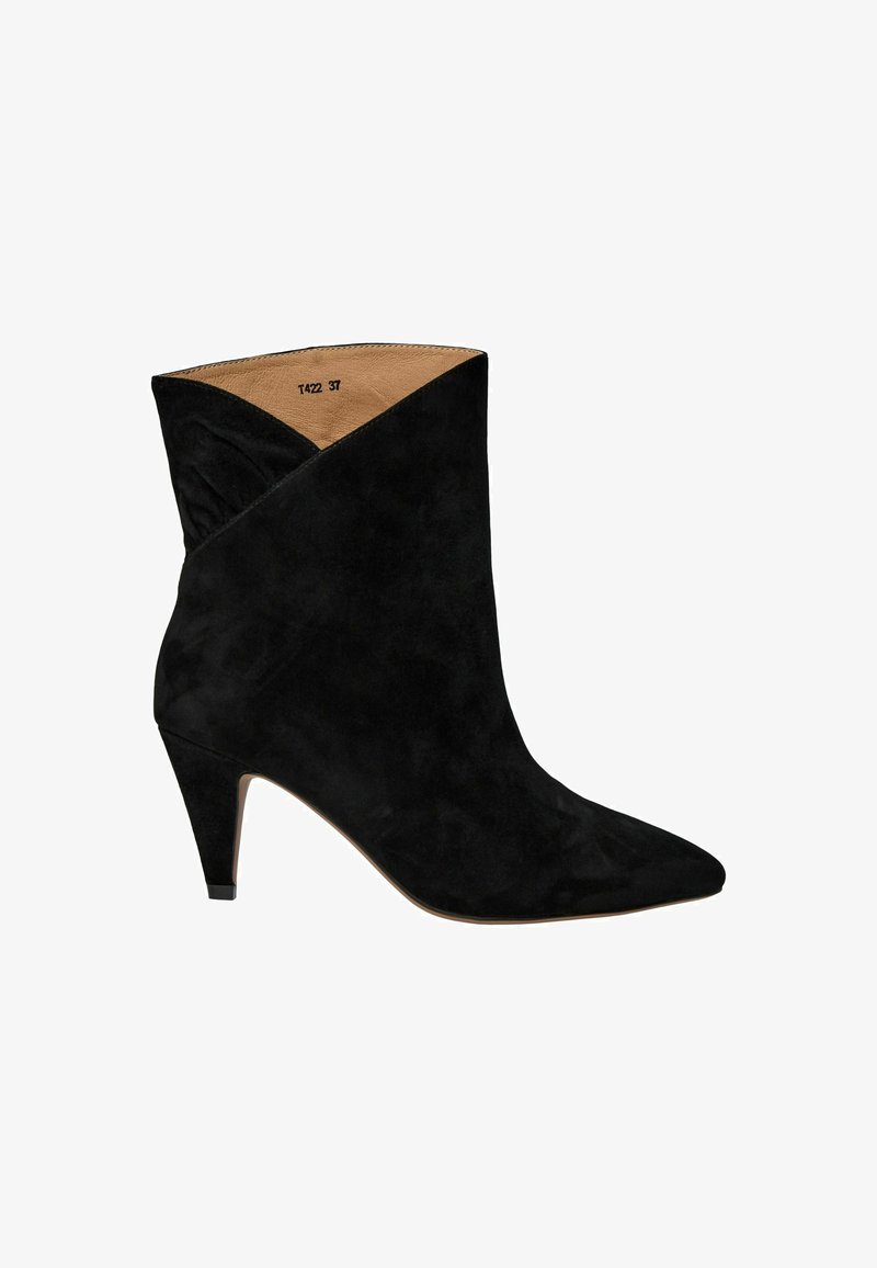 Mustast seemisisal olev pahkluu saabaste terava varba ja kaldus disainiga, millel on stiilne konts ning sile, matt tekstuur.