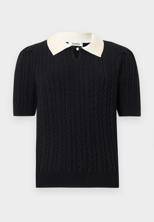Haut noir en maille à manches courtes avec motif torsadé, doté d'un col pointu blanc orné de perles et d'une petite ouverture frontale avec bouton.