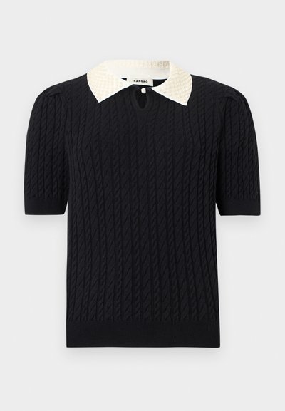 Haut noir en maille à manches courtes avec motif torsadé, doté d'un col pointu blanc orné de perles et d'une petite ouverture frontale avec bouton.