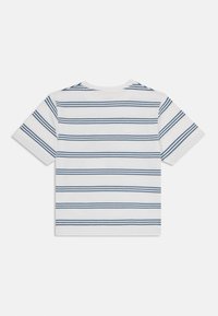 Camiseta de manga corta en blanco con rayas horizontales azules. Material de algodón suave, cuello redondo y forma típica de camiseta.