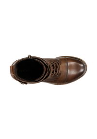 Stivaletto in pelle marrone con punta rotonda, lacci frontali, zip laterale e superficie testurizzata. Finitura liscia e dettagli di cucitura in contrasto.