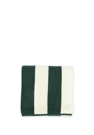 Tela de punto doblada con rayas verticales alternas de verde oscuro y crema sobre un fondo blanco.