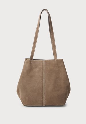 Sac fourre-tout en daim marron avec deux longues poignées, détail de couture verticale sur le devant et une texture douce. Design spacieux convenant à un usage quotidien.