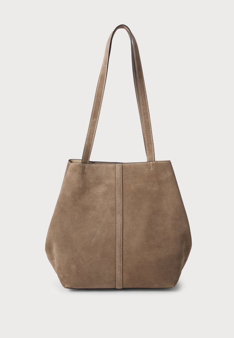 Sac fourre-tout en daim marron avec deux longues poignées, détail de couture verticale sur le devant et une texture douce. Design spacieux convenant à un usage quotidien.