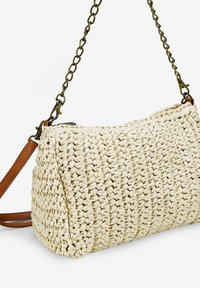Borsa in paglia intrecciata di colore crema con superficie texturizzata. Include una tracolla a catena removibile e dettagli in pelle marrone per un contrasto aggiuntivo.