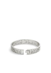 Bracelet en argent avec un motif découpé. Présente une texture lisse, des bords arrondis et un fermoir sécurisé pour la fermeture.