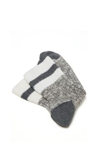 Grau-weiße gestreifte Socken mit einer strukturierten Strickoberschicht, einer einfarbigen dunkelgrauen Spitze und kontrastierenden Mustern auf jedem Socke.