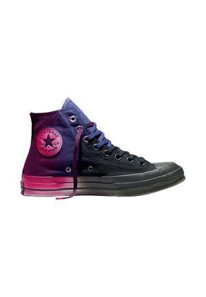 High-Top Converse All Star Sneaker mit schwarzen und violetten Farbtönen, schwarzer Sohle und pinkem Farbverlauf, der die Ferse und das Logopatch hervorhebt.
