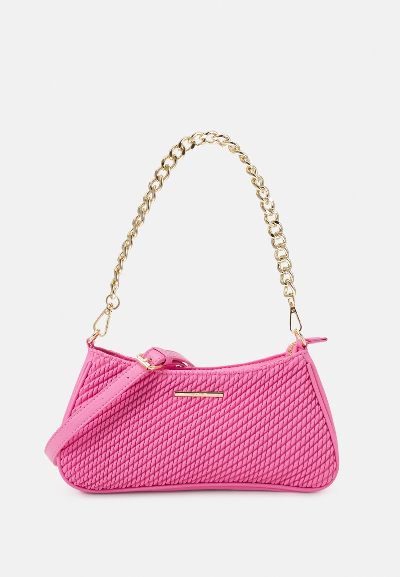 Sac à main texturé rose avec poignée chaîne dorée et bandoulière rose réglable, avec une petite plaque de marque rectangulaire en or.
