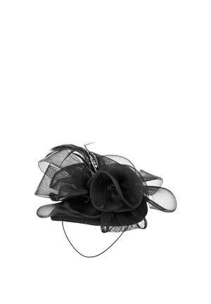 Schwarzer Netz-Fascinator mit geschichteten Schlaufen und Federakzenten auf einem dünnen Stirnband vor weißem Hintergrund.