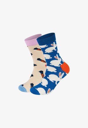 Zwei Paar Baumwollsocken: ein Paar beige mit Karottenmustern und pastellpinkem Bündchen, das andere blau mit weißen Hasen und orangefarbenen Akzenten.