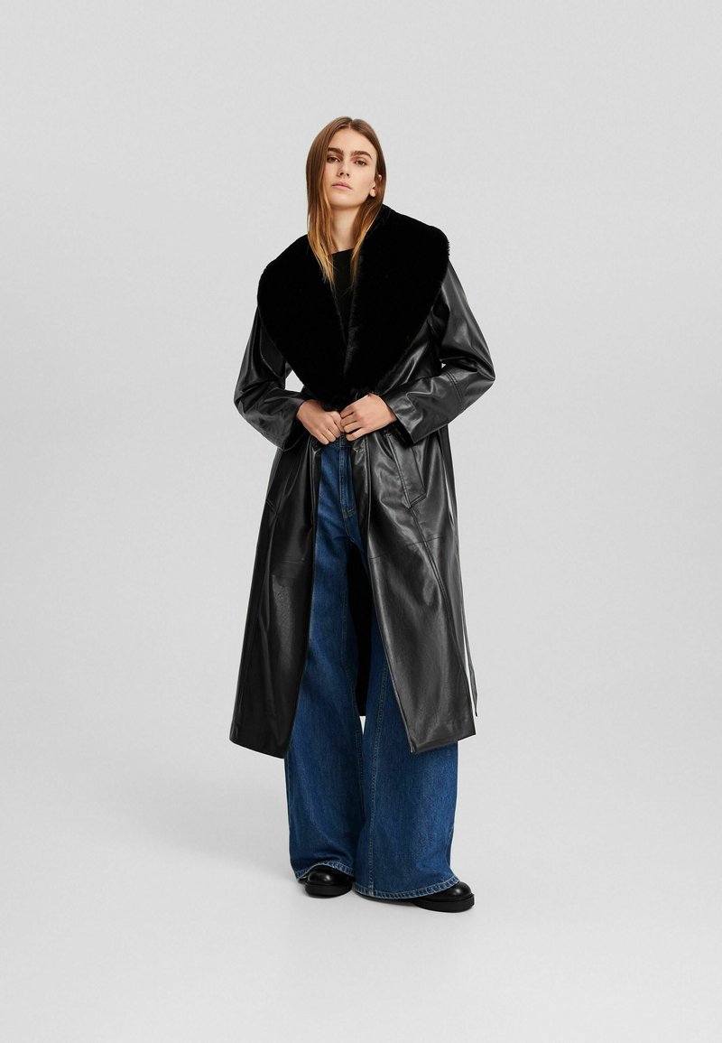 Bershka Trenchcoat zwart