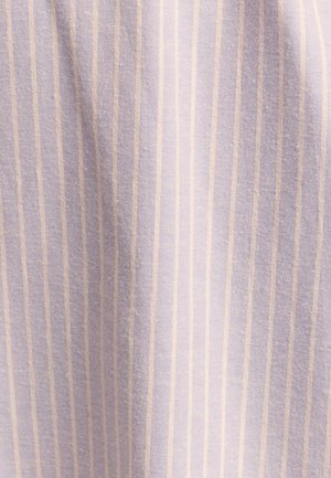 Tela morada clara con finas rayas blancas, con una textura suave y un aspecto ligeramente arrugado, que sugiere un uso casual.