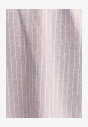 Lichtpaarse stof met dunne witte strepen, met een zachte textuur en een licht gekreukt uiterlijk, wat casual gebruik suggereert.
