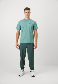 Nike Performance FORM PANT - Joggebukse - vintage green/black/silver