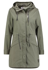 Olivově zelená parka s kapucí, na zip vpředu, se stahovacími šňůrkami v pase, dvěma bočními kapsami a hladkou, lehkou látkou.