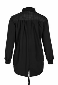 Fekete hosszú ujjú ing texturált pöttyös hátsó panelel, rugalmas mandzsettákkal és középen hátul sliccel, amelynek zsinóros megkötője van.