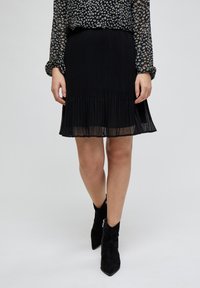 Minus - MIRIKKA SHORT SKIRT - Pleated skirt - black Thumbnail Image 1