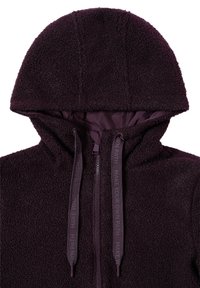 Hoodie en polaire violet avec capuche, fermeture éclair à l'avant et cordons de serrage, comportant du texte imprimé. Le tissu a une apparence texturée et douce.