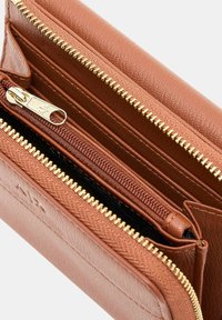 Portafoglio in pelle marrone con cerniere dorate, dotato di diversi scomparti per carte e di una tasca con zip. Superficie texture con un dettaglio di branding discreto.