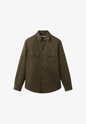 Chemise à manches longues vert olive foncé avec col et deux poches à rabat boutonnées sur le devant.