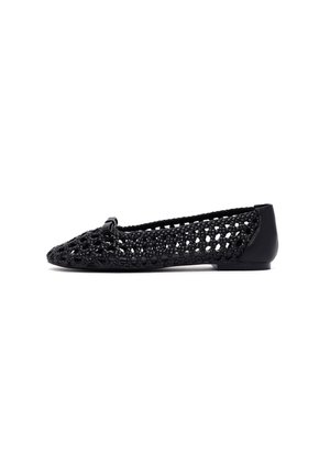 Scarpa nera piatta con design superiore intrecciato e un motivo testurizzato, punta rotonda e un piccolo fiocco decorativo sulla parte anteriore.