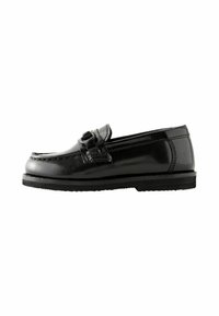 Mocasines de cuero negro con punta redonda, que presentan una hebilla decorativa y detalles de costura. Suela baja de goma negra para mayor estabilidad.