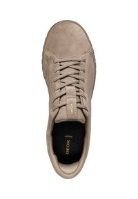 Sneaker beige in suede con punta tonda, suola imbottita e lacci texture. Presenta il marchio "GEOX" sulla linguetta e un interno traspirante.