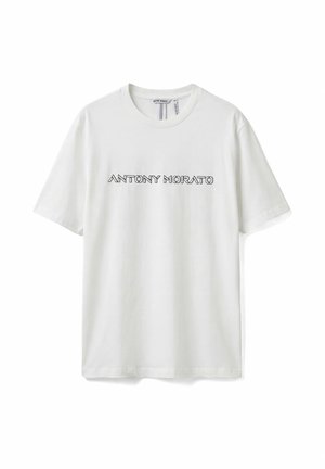 Camiseta blanca de algodón de manga corta con cuello redondo y "ANTONY MORATO" impreso en letra geométrica negra en el pecho.