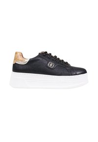 Sneaker platform nera con finitura testurizzata, caratterizzata da un accento metallico argento sul tallone e un dettaglio decorativo nei lacci.