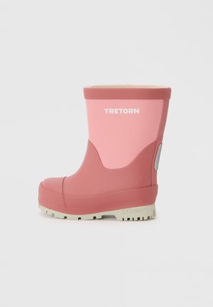 Botas de lluvia de goma rosa con un diseño bicolor, acentos grises, suela texturizada y la marca Tretorn en el costado. Altura media hasta la pantorrilla.